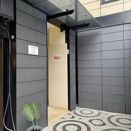 Denny's Center Apartment
